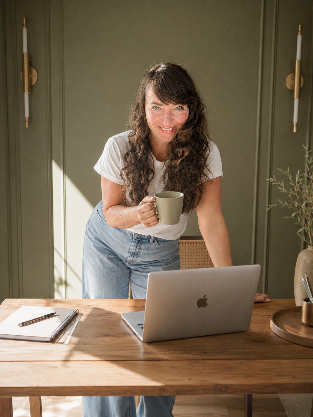 Melanie Greve am Tisch mit Kaffee