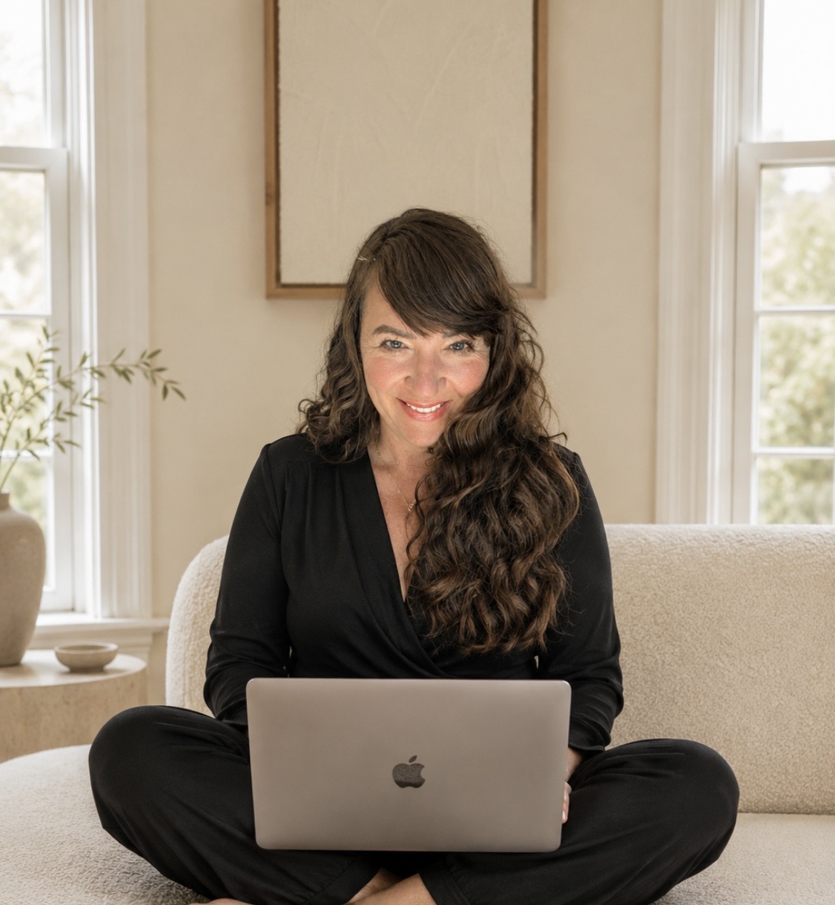 Melanie Greve mit Laptop auf dem Sofa