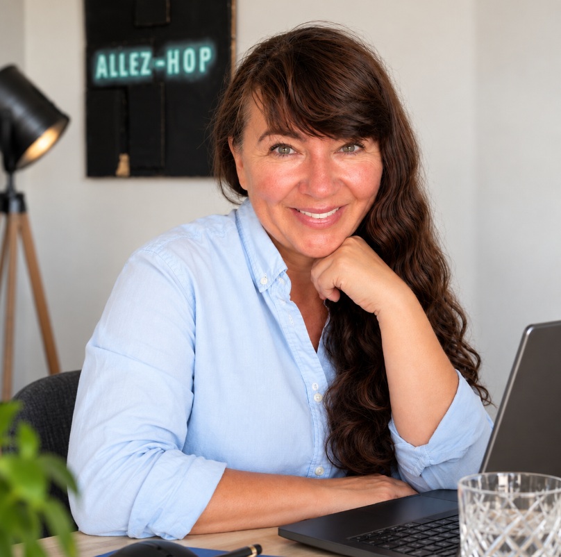 Melanie Greve am Schreibtisch